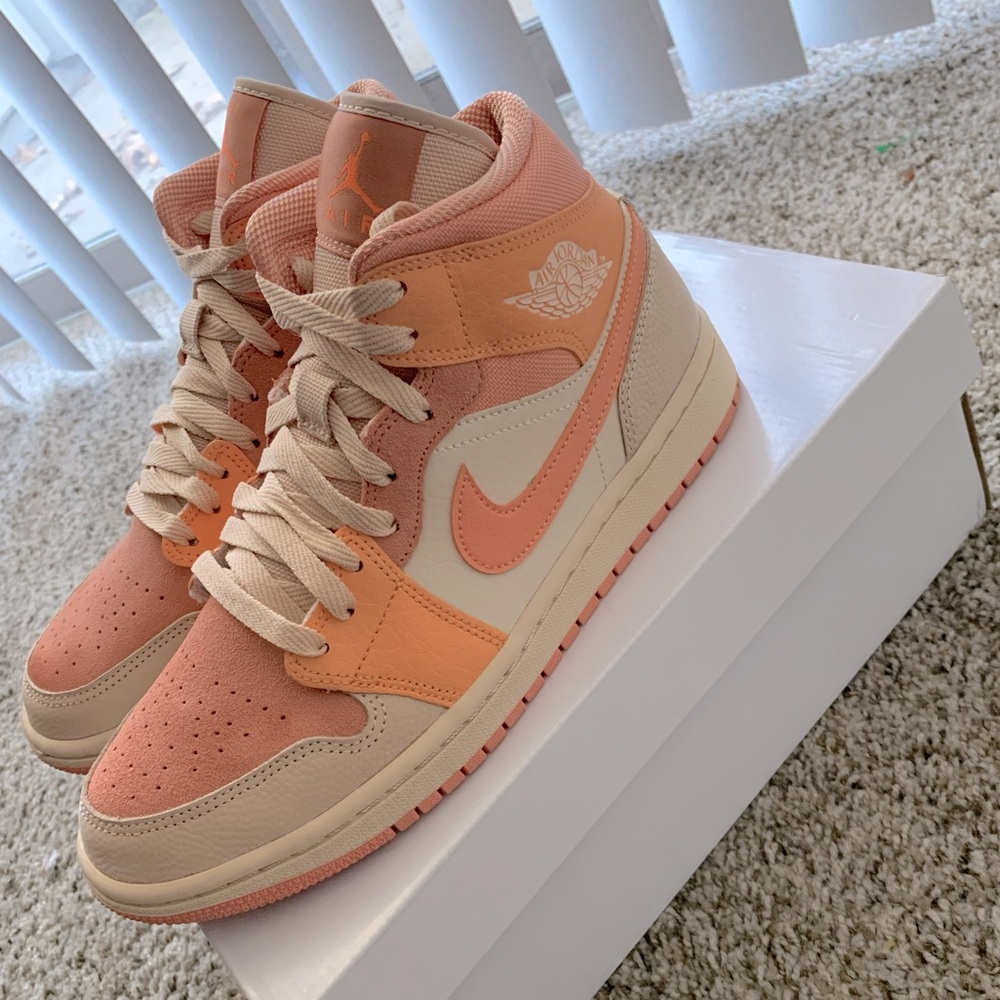 Women’s Air Jordan 1 Mid “Apricot” 💕